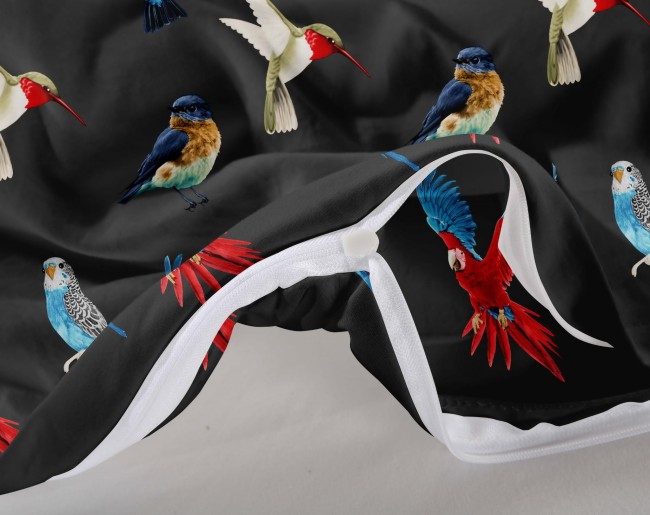 Posciel bawelniana 200x200 world bird ptaki detal-nadruku-papugi-na-czarnej-poscieli-zblizenie