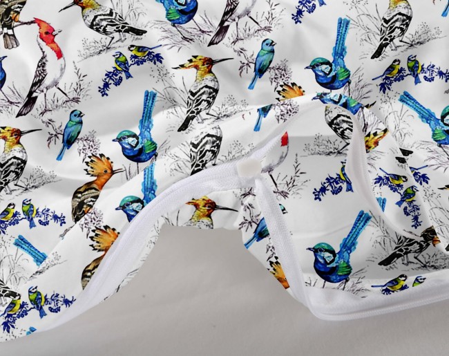 Posciel bawelniana 200x200 polis bird ptaki detal-nadruku-egzotyczne-ptaki-na-ciemnej-poscieli-zblizenie