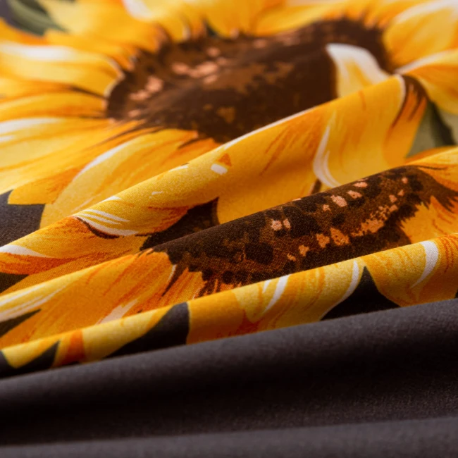 detal-zoltych-slonecznikow-na-szarym-mikrowloknie-220x200