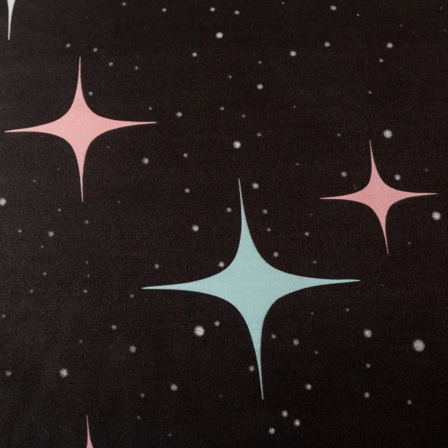 detal-nadruku-bialych-gwiazdek-na-granatowej-poscieli