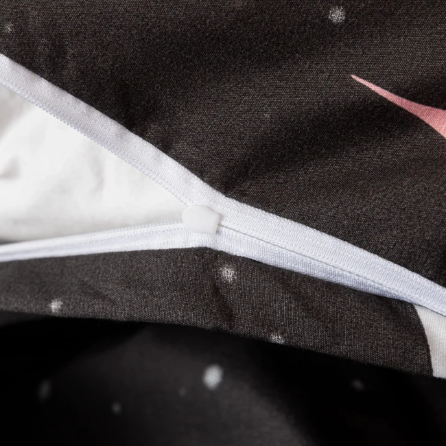 detal-nadruku-bialych-gwiazdek-na-granatowej-poscieli