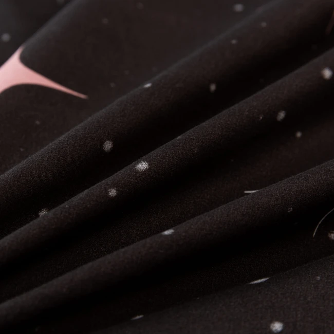 detal-nadruku-bialych-gwiazdek-na-granatowej-poscieli