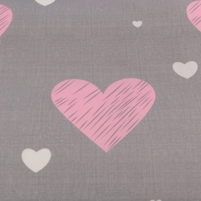 detal-nadruku-w-serduszka-na-rozowej-poscieli-zblizenie