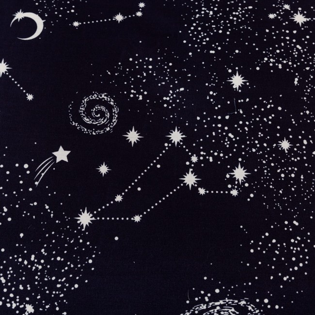 Posciel bawelniana 200x200 gwiazdozbior-detal-nadruku-konstelacje-gwiazd-na-ciemnej-poscieli