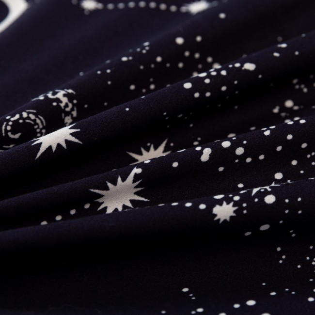 Posciel bawelniana 200x200 gwiazdozbior-detal-nadruku-konstelacje-gwiazd-na-ciemnej-poscieli