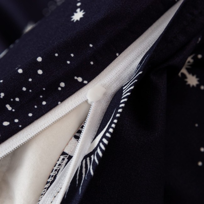 Posciel bawelniana 200x200 gwiazdozbior-detal-nadruku-konstelacje-gwiazd-na-ciemnej-poscieli