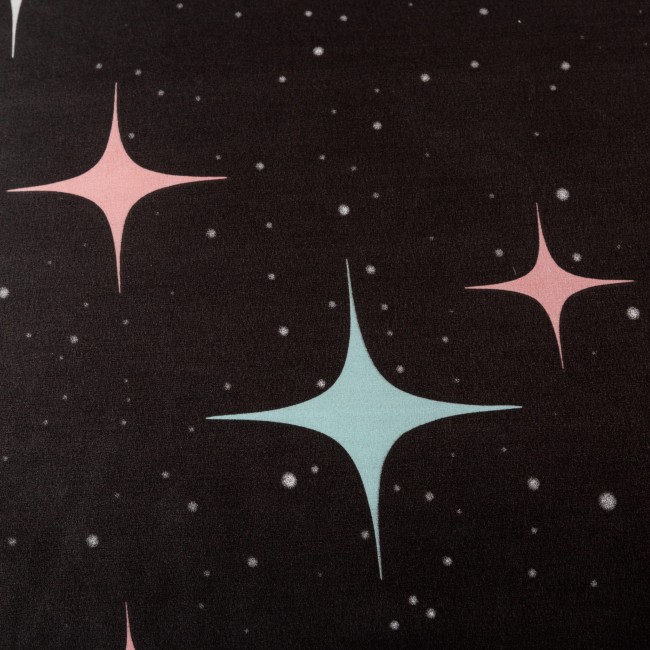 detal-nadruku-rozowych-i-seledynowych-gwiazdek-na-granacie