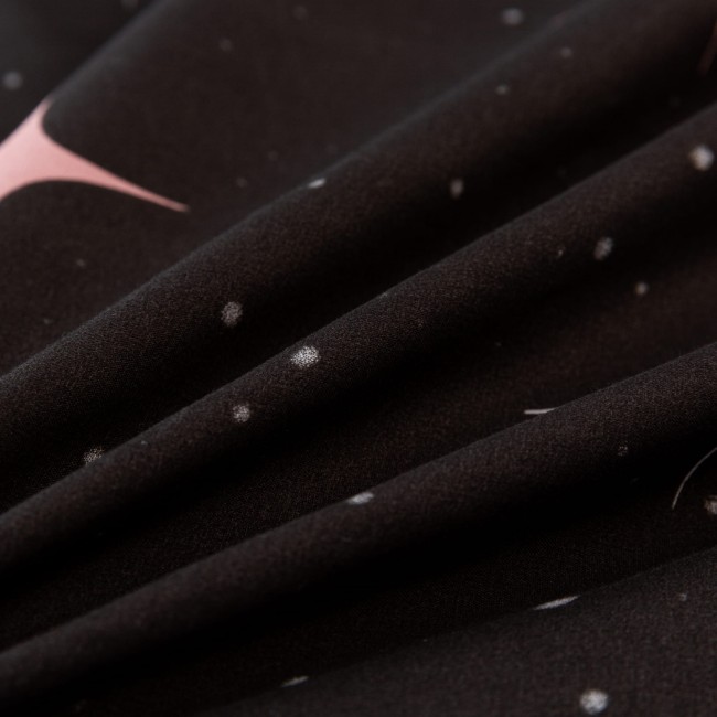 detal-nadruku-rozowych-i-seledynowych-gwiazdek-na-granacie