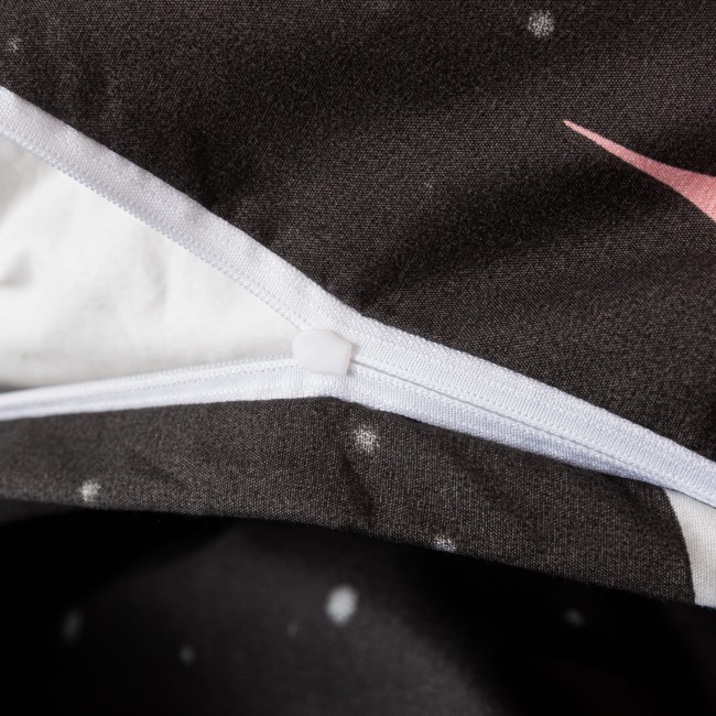 detal-nadruku-rozowych-i-seledynowych-gwiazdek-na-granacie