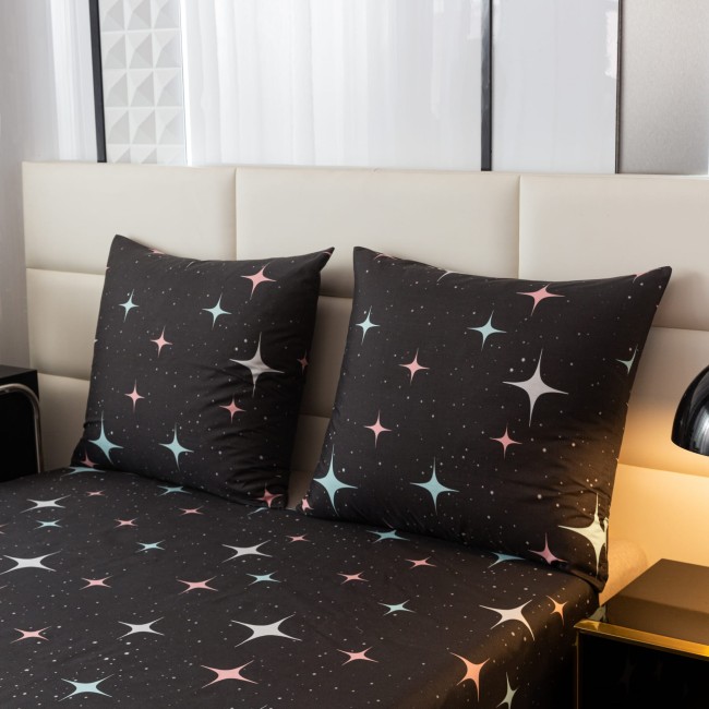 detal-nadruku-rozowych-i-seledynowych-gwiazdek-na-granacie