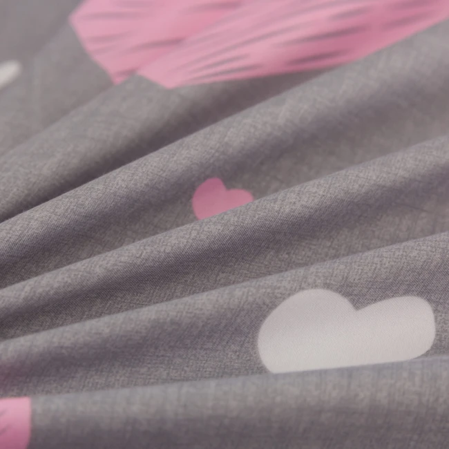 detal-nadruku-w-serduszka-na-rozowej-poscieli-mikrowlokno