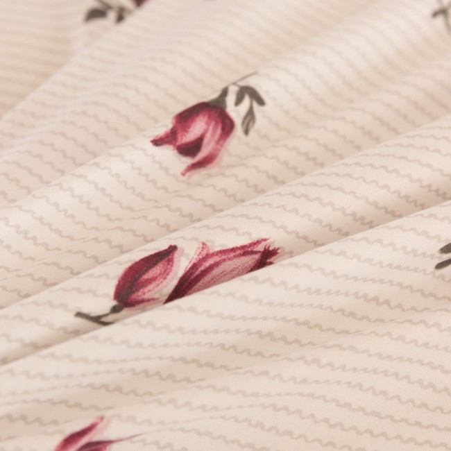 Posciel bawelniana 200x200 roze ,kwiaty, delikatna, kobieca detal-nadruku-roze-na-ciemnym-tle-posciel-zblizenie