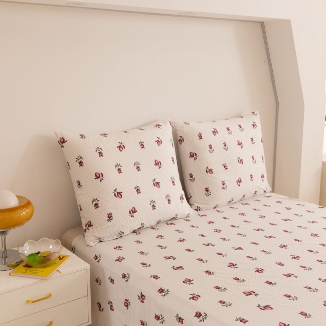 Posciel bawelniana 200x200 roze ,kwiaty, delikatna, kobieca detal-nadruku-roze-na-ciemnym-tle-posciel-zblizenie