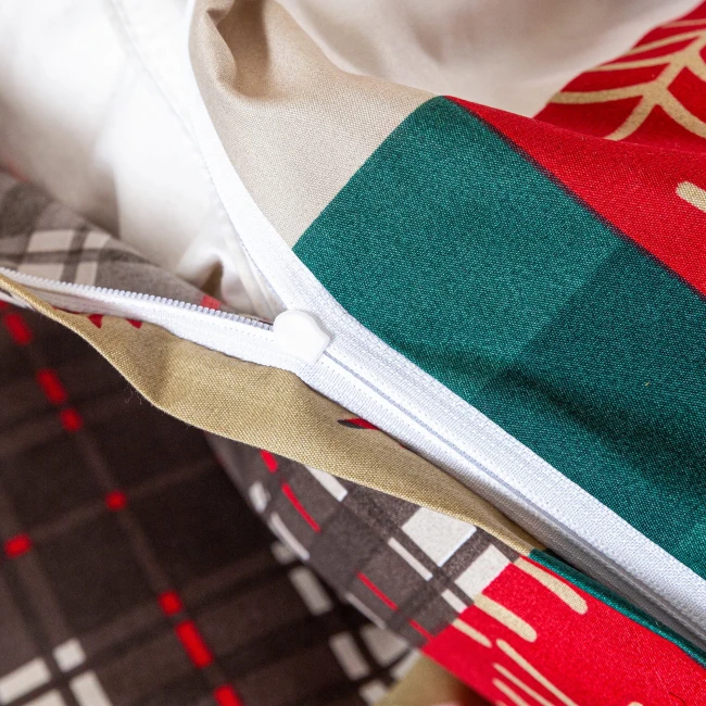 detal-nadruku-z-jeleniem-i-kratka-na-poscieli-160x200