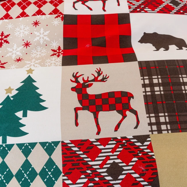 detal-nadruku-z-jeleniem-i-kratka-na-poscieli-mikrowlokno-200x200