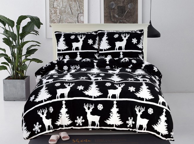 detal-nadruku-renifery-zimowe-czarna-posciel.jpg