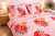 POSCIEL BAWELNIANA detal-nadruku-kwiatowego-roze-na-miekkiej-poscieli-220x200