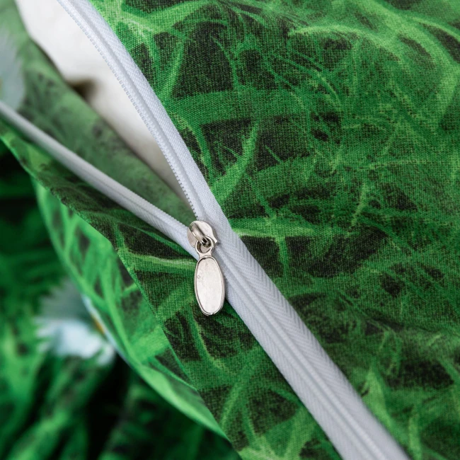 detal-nadruku-bialych-stokrotek-na-zielonym-mikrowloknie