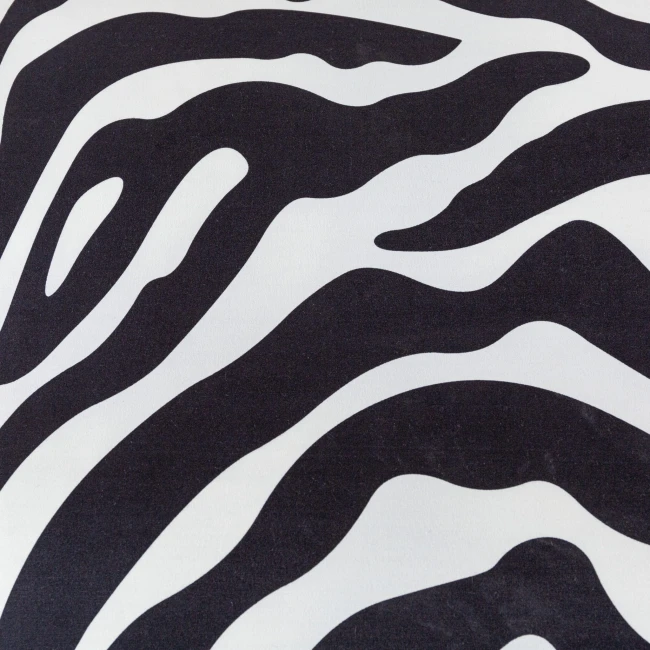 detal-nadruku-zebry-na-miekkim-mikrowloknie-premium-140x200