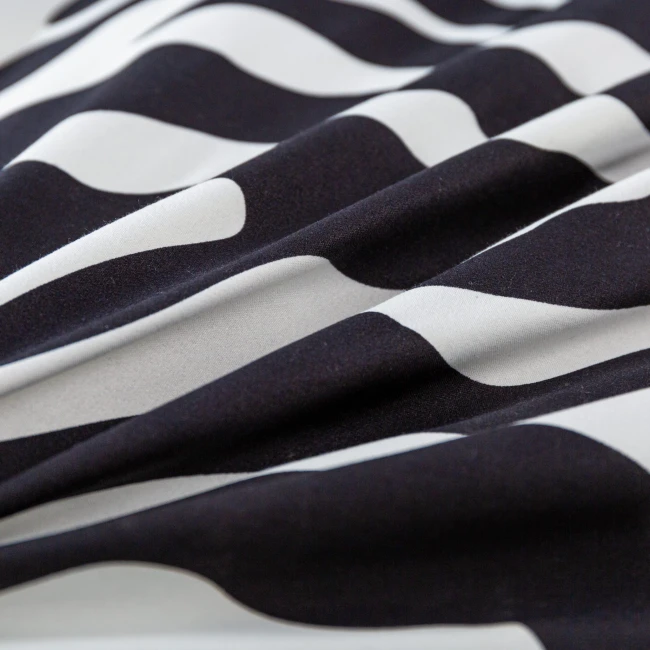 detal-nadruku-zebry-na-miękkim-mikrowloknie-premium