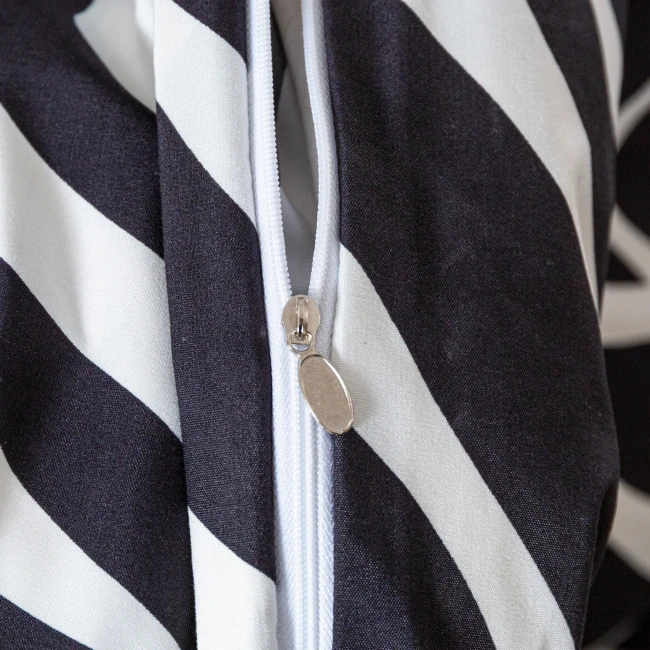 detal-nadruku-zebry-na-miękkim-mikrowloknie-premium