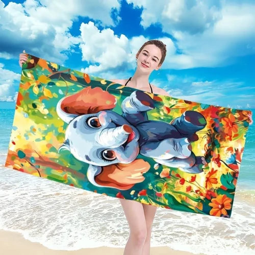 Kolorowy ręcznik plażowy z mikrofibry 100x180 cm z nadrukiem bajkowego niebieskiego słonika w barwnym lesie.