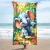 Kolorowy ręcznik plażowy z mikrofibry 100x180 cm z nadrukiem bajkowego niebieskiego słonika w barwnym lesie.