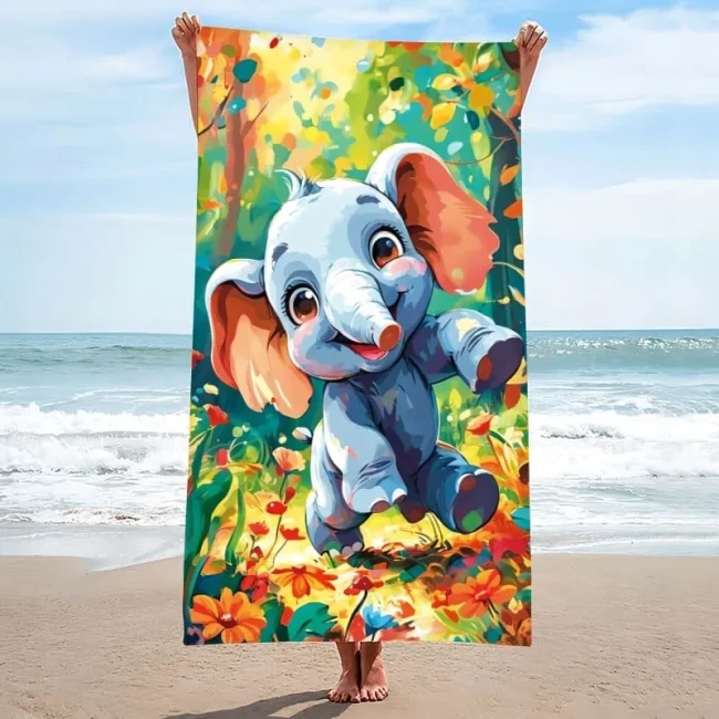 Kolorowy ręcznik plażowy z mikrofibry 100x180 cm z nadrukiem bajkowego niebieskiego słonika w barwnym lesie.