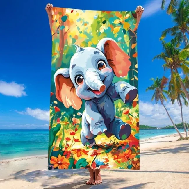 Kolorowy ręcznik plażowy z mikrofibry 100x180 cm z nadrukiem bajkowego niebieskiego słonika w barwnym lesie.