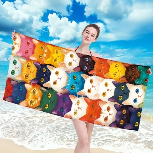 Ręcznik plażowy z mikrofibry 100x180 cm z gęstym wzorem kolorowych, bajkowych kocich pyszczków.