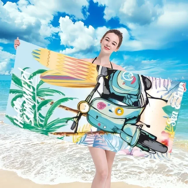 Ręcznik plażowy z mikrofibry 100x180 cm przedstawiający miętowy skuter retro, palmy, deski surfingowe oraz napis Hello Summer.