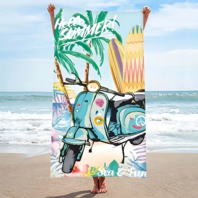 Ręcznik plażowy z mikrofibry 100x180 cm przedstawiający miętowy skuter retro, palmy, deski surfingowe oraz napis Hello Summer.