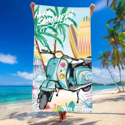 Ręcznik plażowy z mikrofibry 100x180 cm przedstawiający miętowy skuter retro, palmy, deski surfingowe oraz napis Hello Summer.