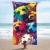 Ręcznik plażowy z mikrofibry 100x180 cm z gęstym, neonowym nadrukiem uśmiechniętych, tęczowych psów.